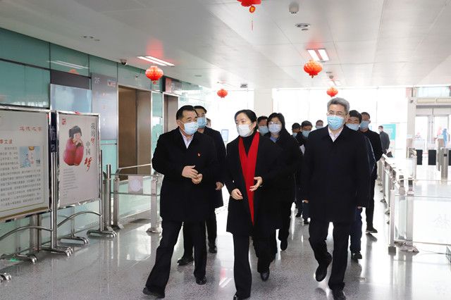 市領(lǐng)導(dǎo)至車(chē)站走訪慰問(wèn)和疫情防控、保供應(yīng)保安全保暢通工作督查